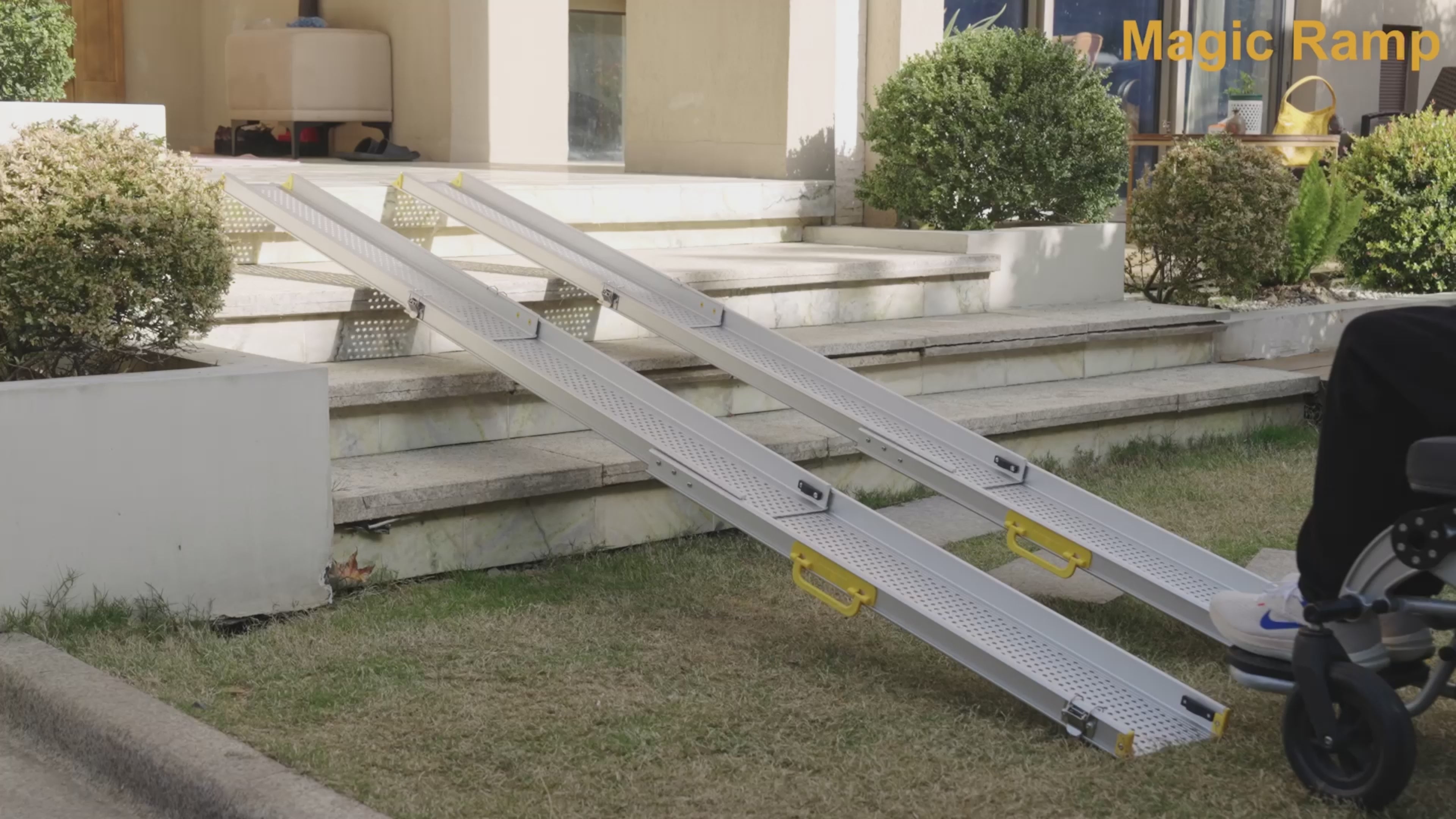 Load video: Magic Ramp  Small body Tall steps  Ruedamann homecare Your ramp expert